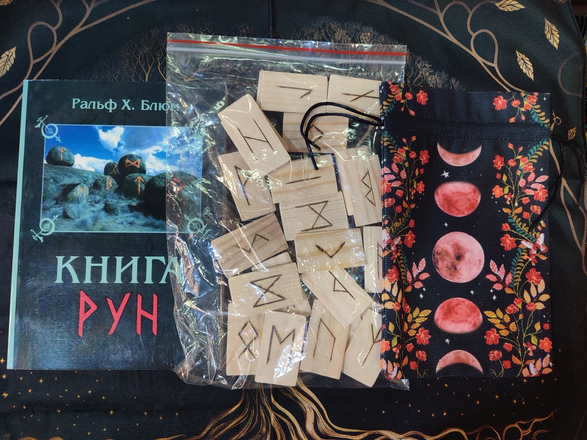 Руни дерев'яні 25 шт 4х3 см, мішечок Місяць Місяць + Книга Рун Х.Блюм. Дерев'яні руни.