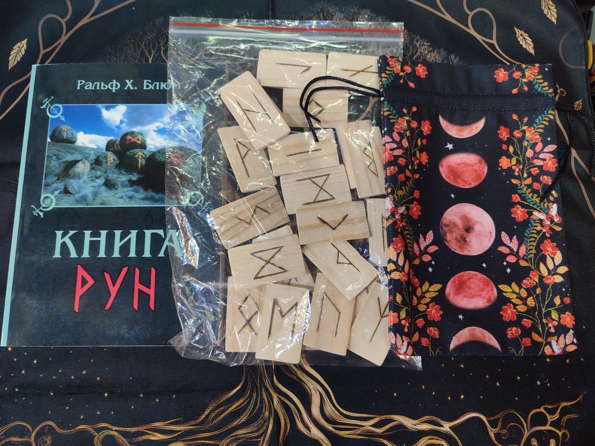Руни дерев'яні 25 шт 4х3 см, мішечок Місяць Місяць + Книга Рун Х.Блюм. Дерев'яні руни.